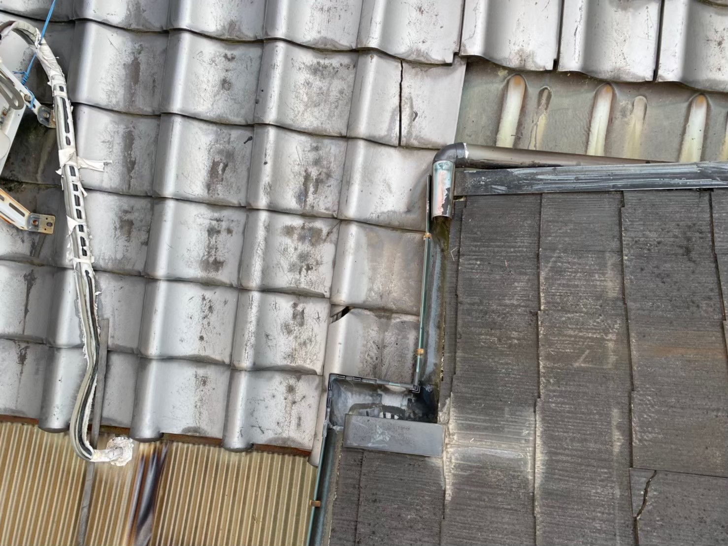 奈良市の割れた瓦屋根補修前